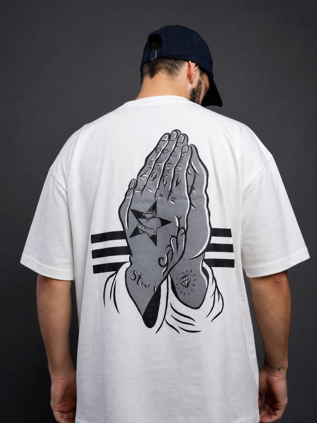 Großer Praying-Hands-Rückenprint auf einem cremeweißen T-Shirt, Detailaufnahme